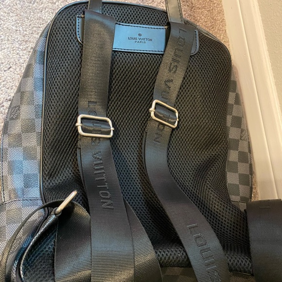 Louis Vuitton - Picture 2 of 4